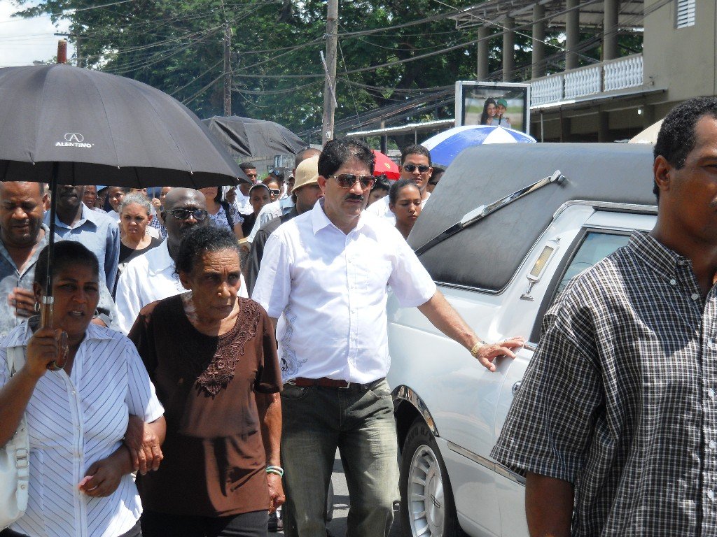 Familiares y amigos de Santos Guzmán marchan al cementerio municipal de Moca